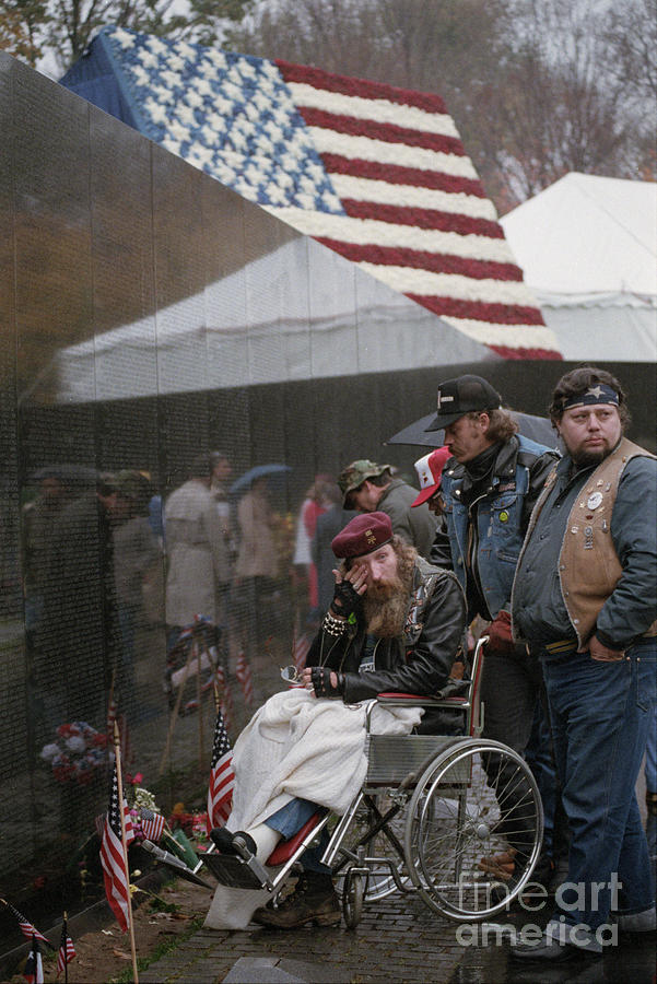 Veterans Paying Respects At Vietnam Photograph by Bettmann
