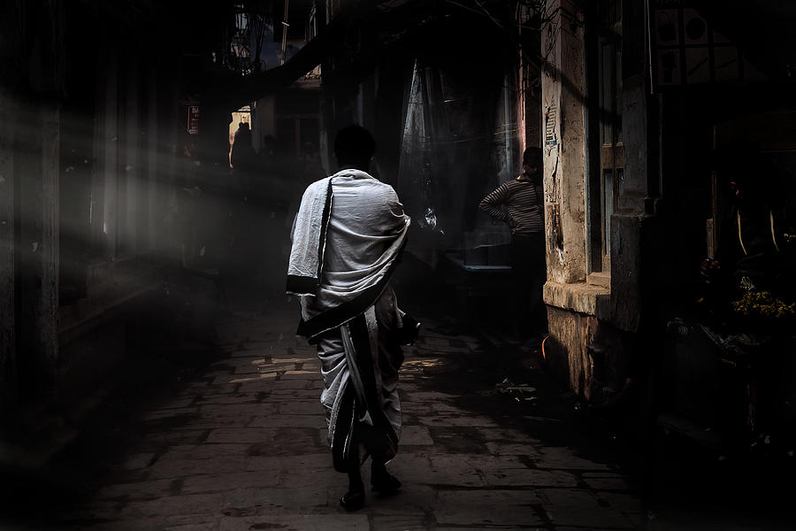 People Photograph - Vicoli Di Varanasi by Gloria Staffa