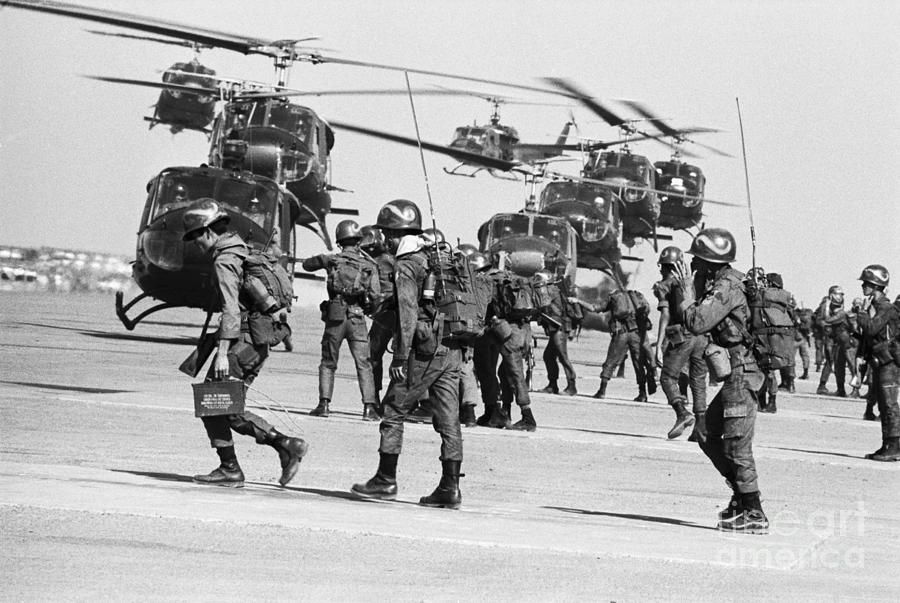 Vietnamese Rangers Loading Helicopters Photograph by Bettmann