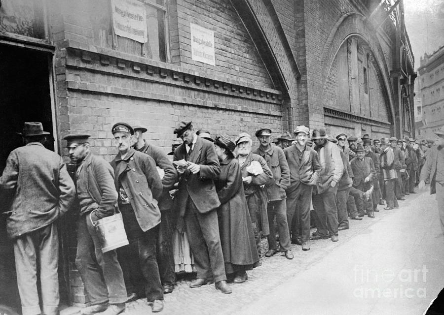 View Of Bread Line Photograph by Bettmann