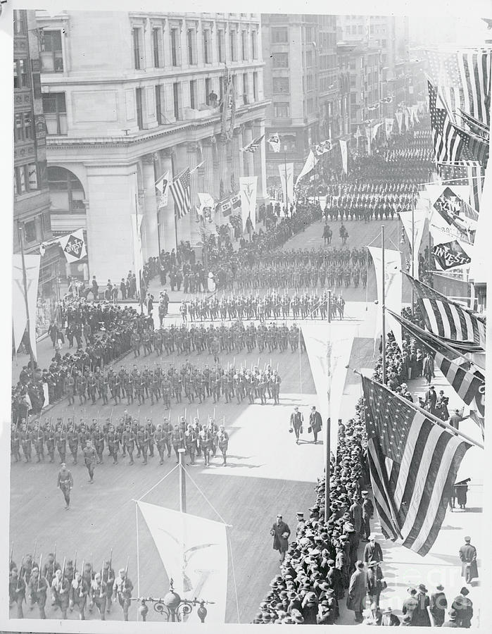 View Of Early American Troops Marching Photograph by Bettmann