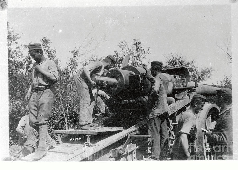 View Of Soldiers With Cannon Photograph by Bettmann