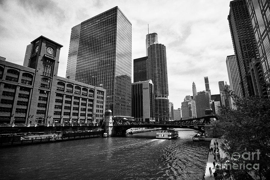 View Of The Chicago River At The Reid Murdoch Center And Clark Street ...