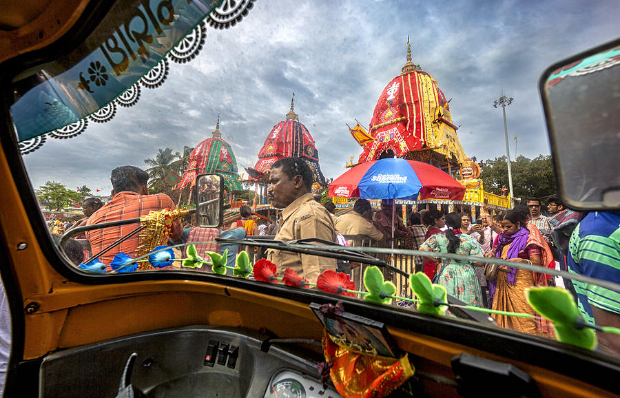 Walking Photograph - View Through Auto Windscreen by Souvik Banerjee