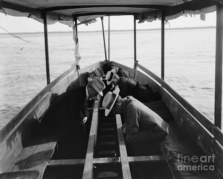 Viewing The Marine Gardens Through Bottom Of Boat, Nassau, Bahamas ...