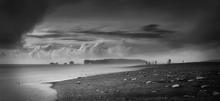 Black And White Photograph - Vik Beach by Muriel Vekemans