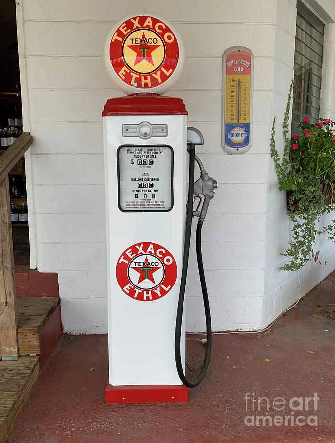 Vintage Texaco Gas Pump in Beaufort SC Photograph by Dale Powell