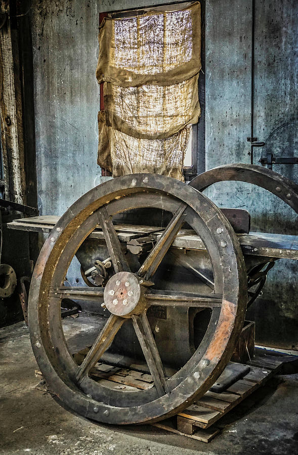 Wagon Wheel Shop Photograph by Steph Gabler