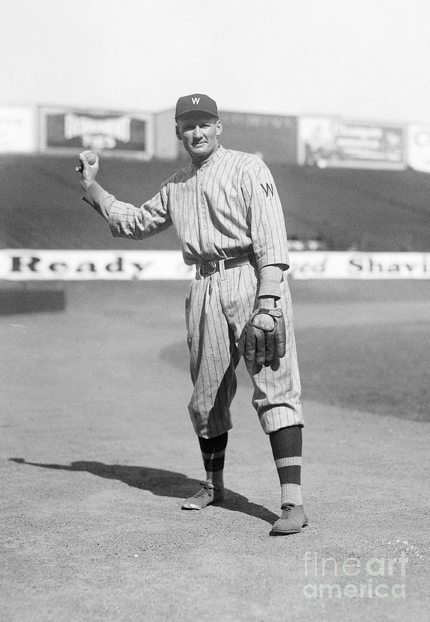Walter Johnson Throwing Baseball Photograph by Bettmann