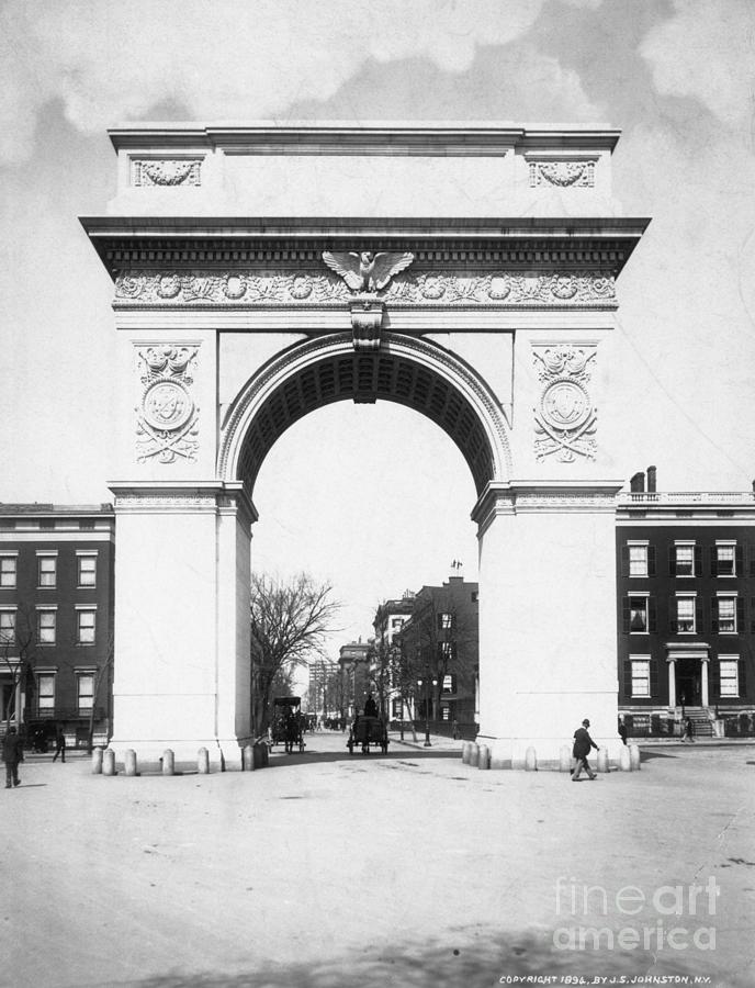 Washington Memorial Arch Photograph by Bettmann