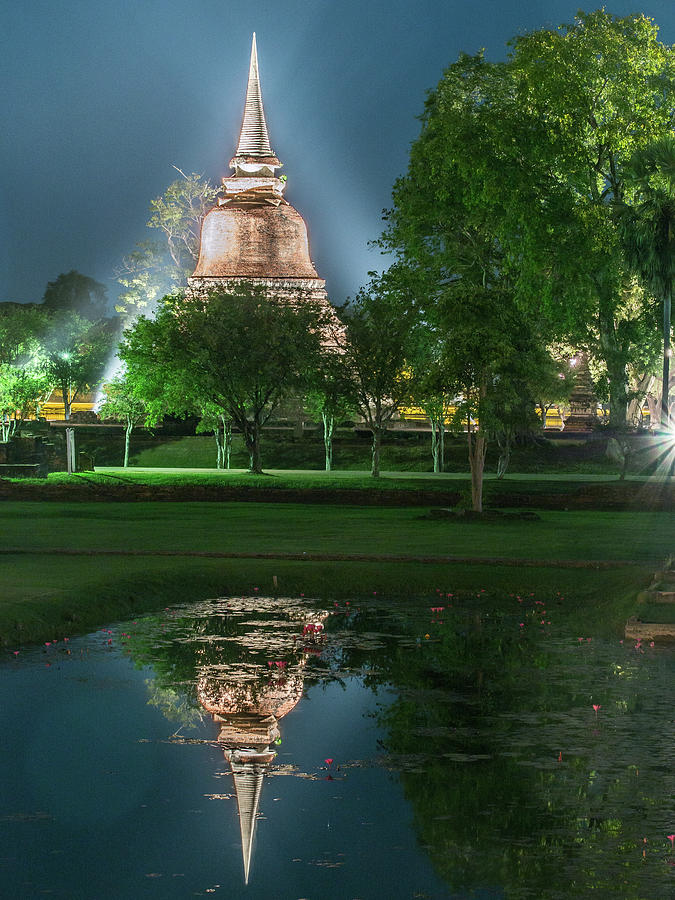Wat Mahathat - Water Reflection Photograph by (c) Thanachai Wachiraworakam