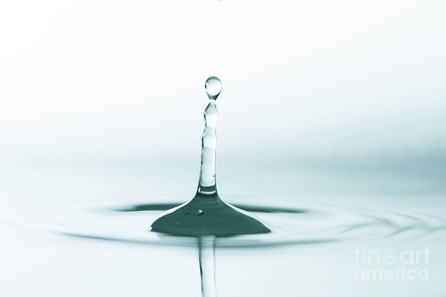 Nature Photograph - Water Impact Drop by Wladimir Bulgar/science Photo Library