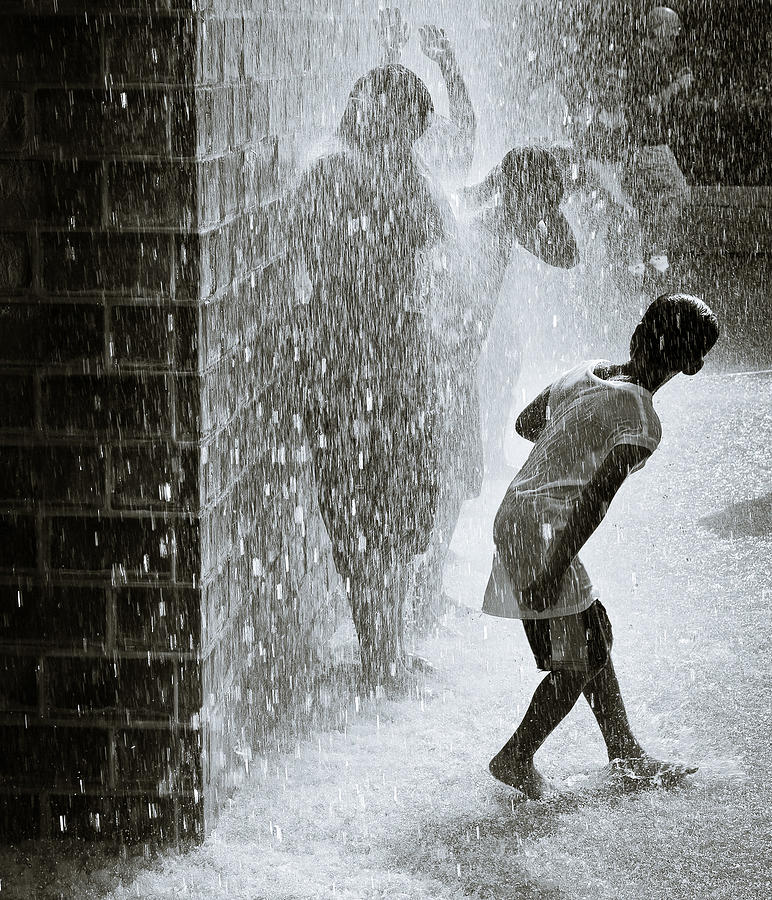 Chicago Photograph - Water Play by Johan Korteniemi