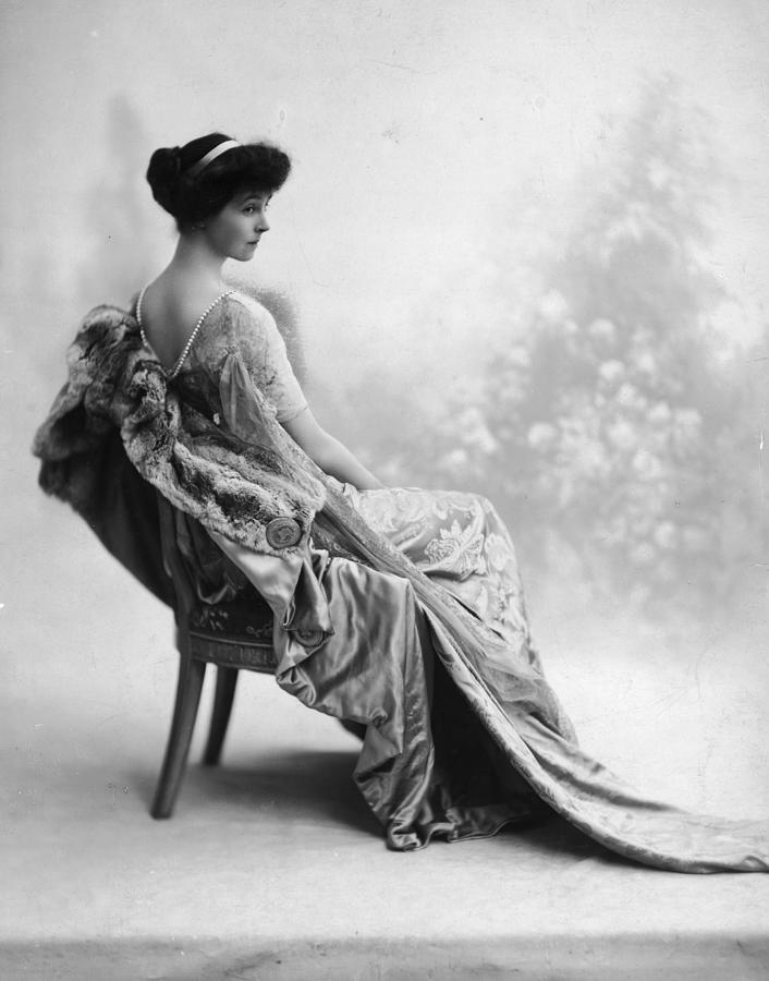 Wealth And Beauty Photograph by Hulton Archive
