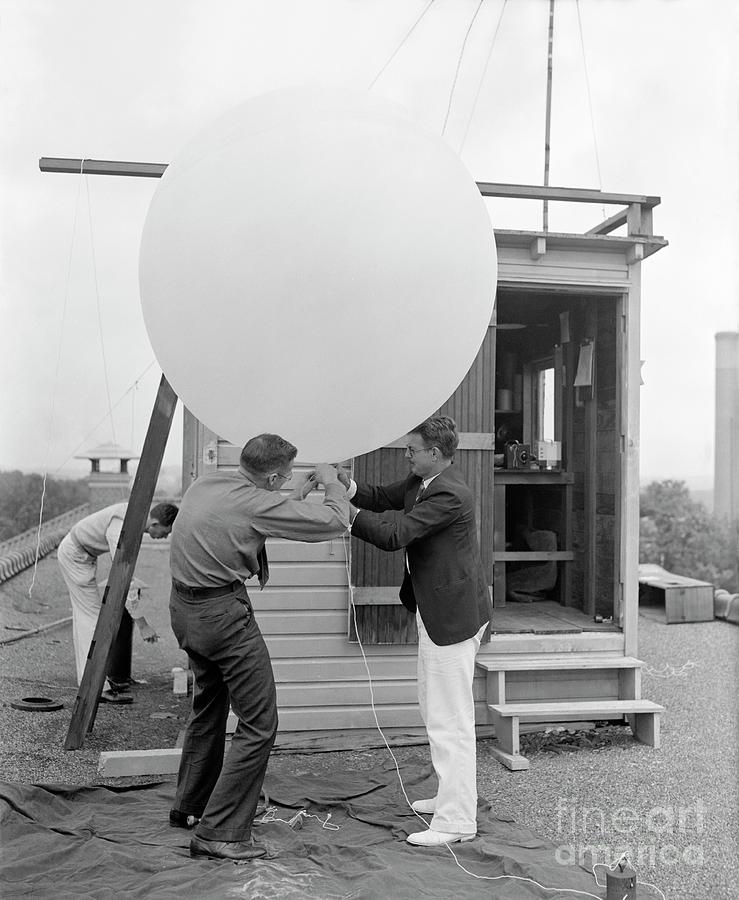 Weather Balloon Release Photograph by Library Of Congress/science Photo Library