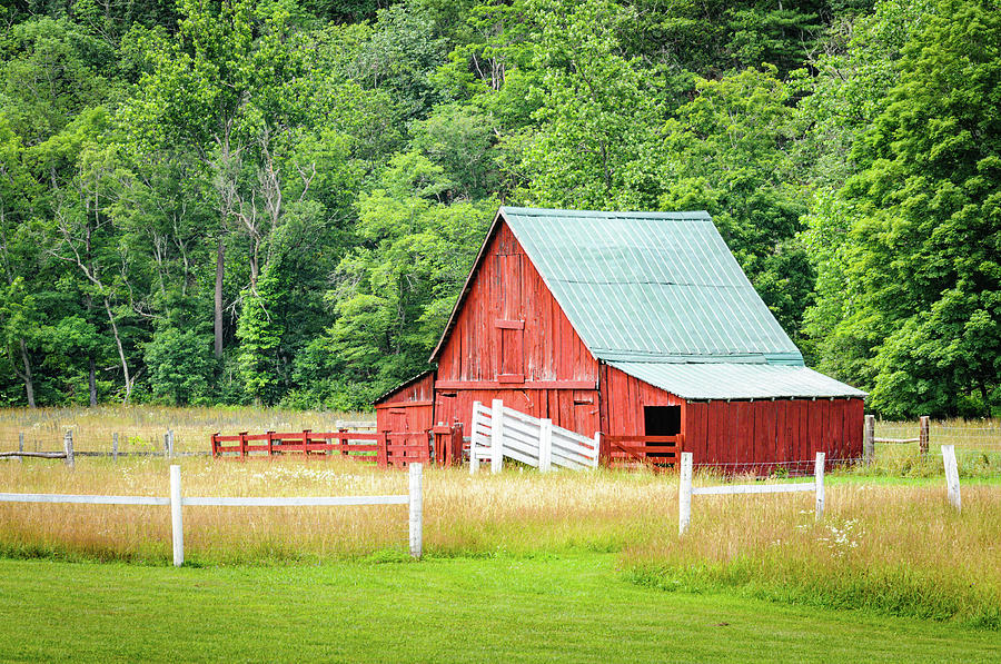 Weathered Red Broken Gable Roof Barn, Shenandoah Valley, Virginia ...