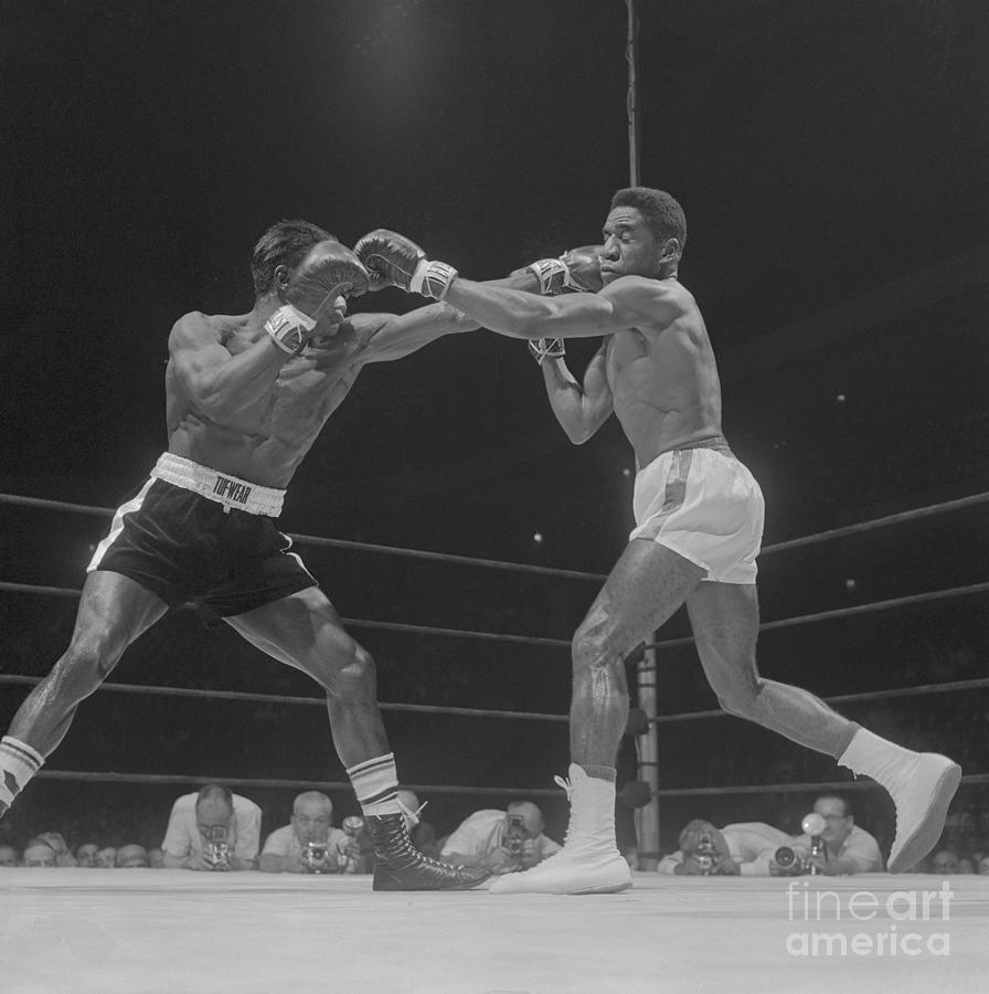 Welterweight Boxing Action Photograph by Bettmann