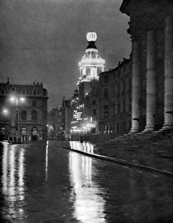 Wet Weather In Trafalgar Square Photograph by Print Collector