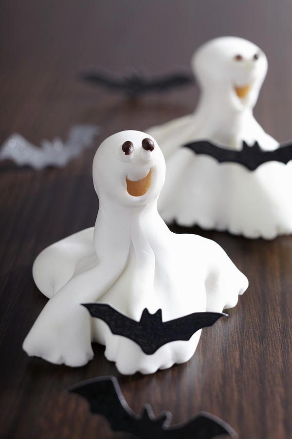 Whimsical Sugar Ghosts For Halloween Photograph by Teubner Foodfoto