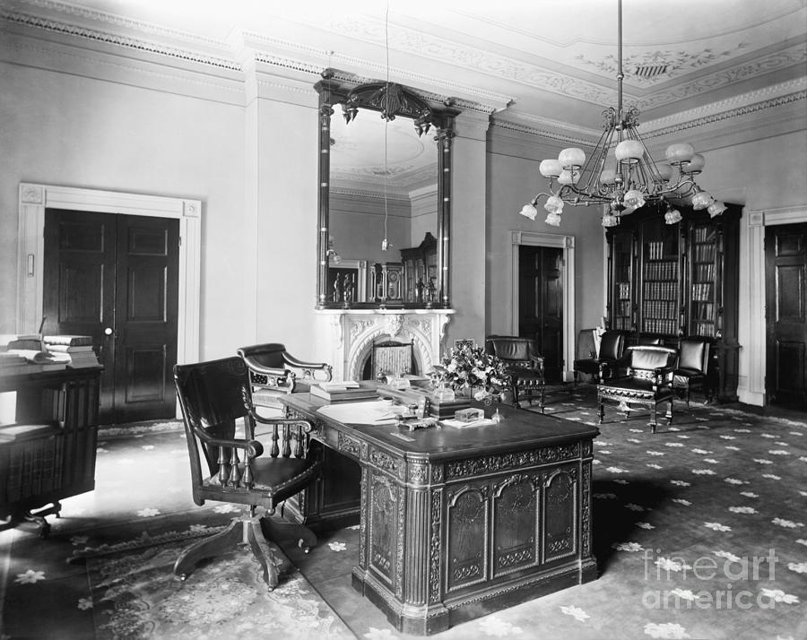 White House Office Of The President Photograph by Bettmann