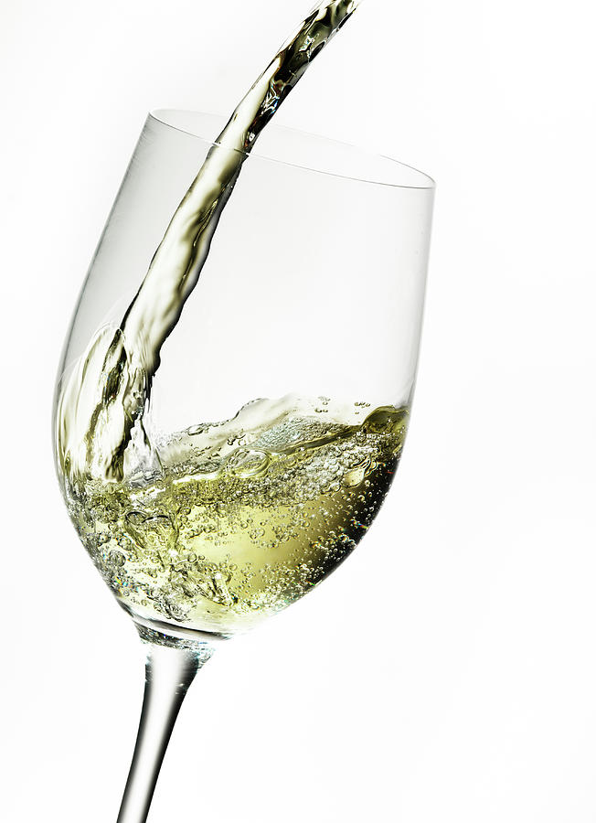 White wine glass. Белое вино. Белые вина. Белое вино текстура. Сухое белое вино на белом фоне.