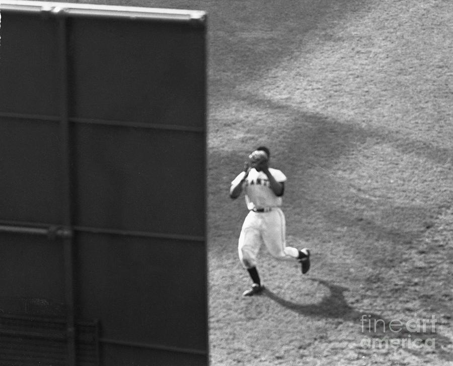 Willie Mays Catching Baseball Photograph by Bettmann