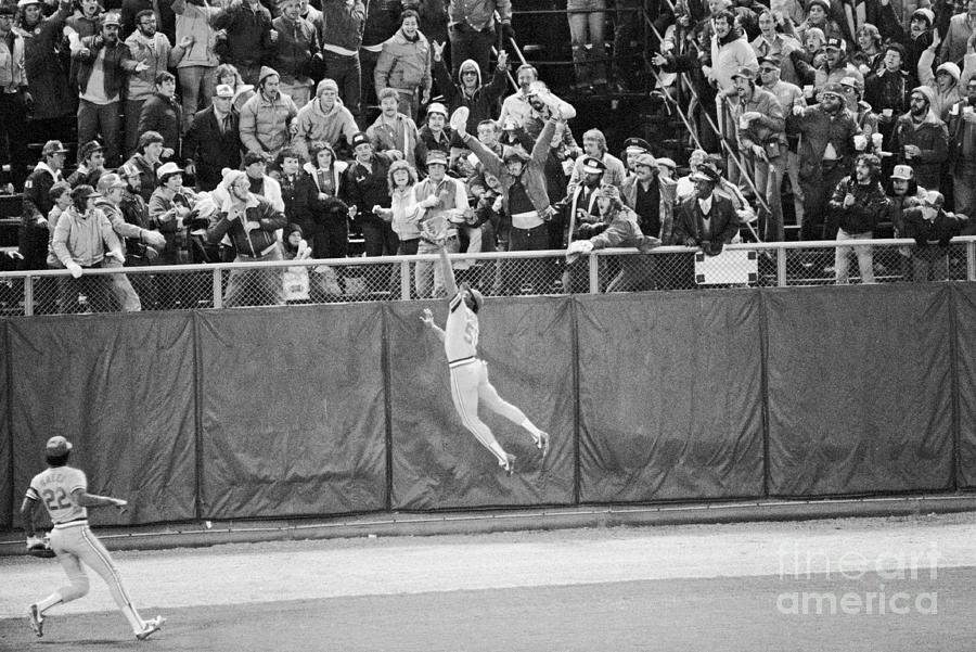 Willie Mcgee Jumping Up For The Catch Photograph by Bettmann