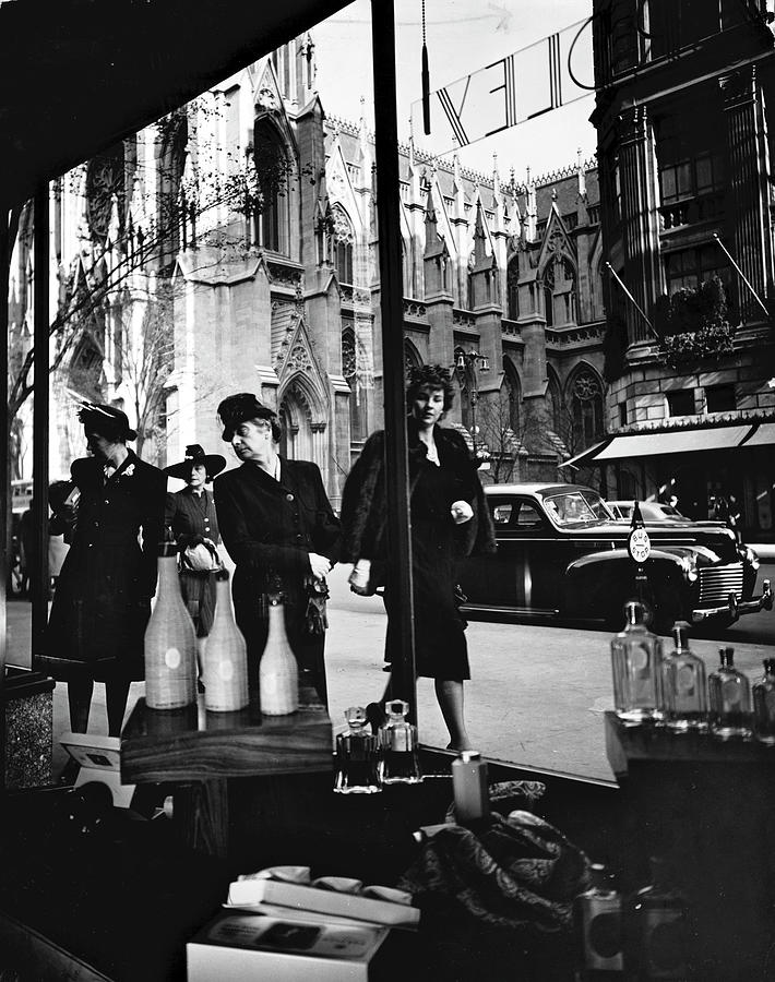 New York City Photograph - Window Shopping by Alfred Eisenstaedt