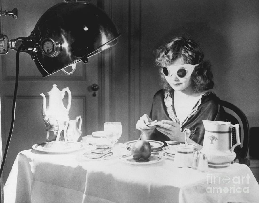 Woman Eating Meal Under An Ultraviolet Photograph by Bettmann