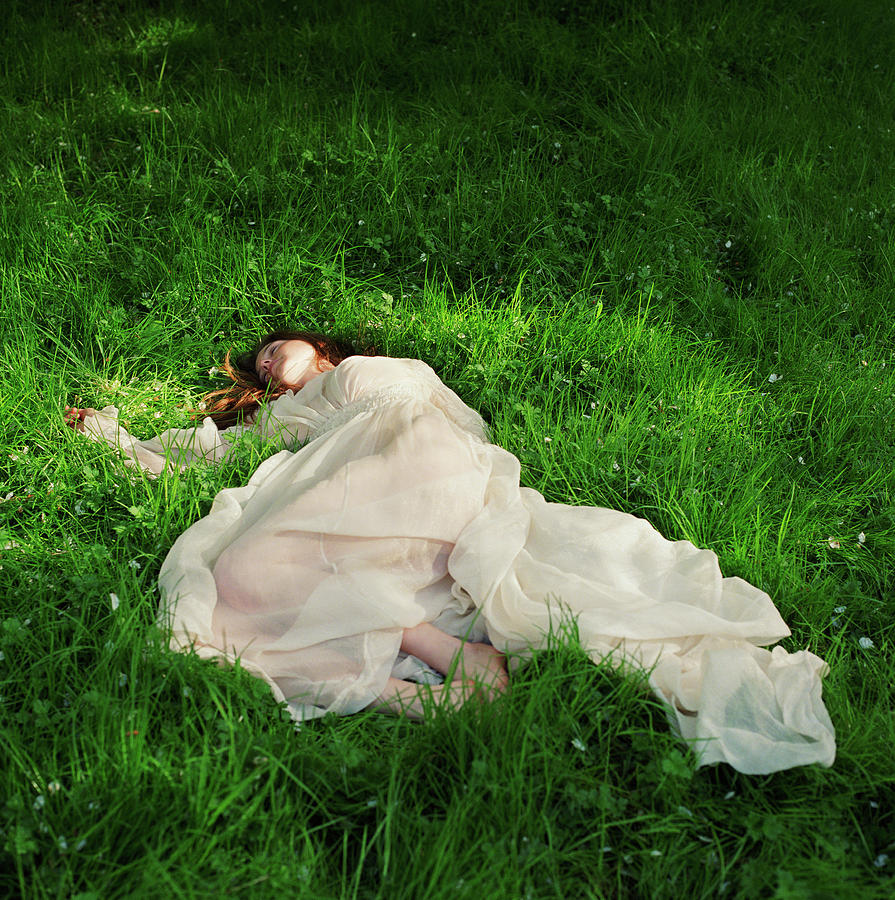 Me seduce  Woman-lying-down-on-grass-lisa-kimmell