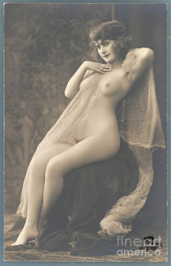 Woman Modeling Photograph by Bettmann
