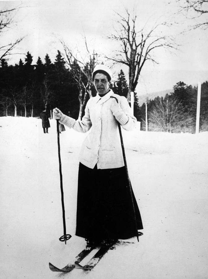 Woman On Skis Photograph by Hulton Archive