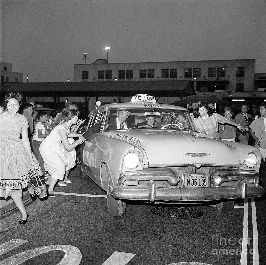 Women Chasing Elvis Presleys Taxi Photograph by Bettmann