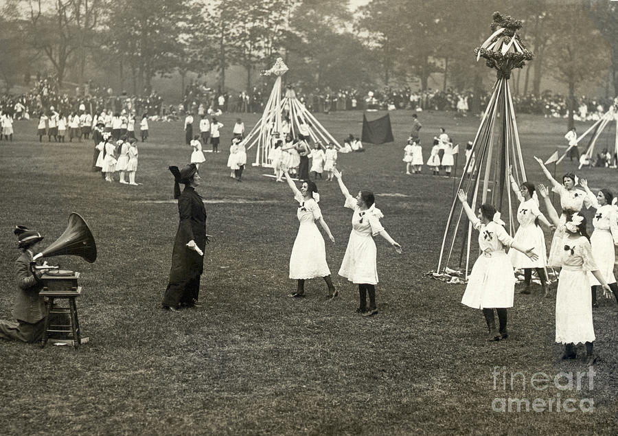 Women Dancing Next To Maypole Photograph by Bettmann