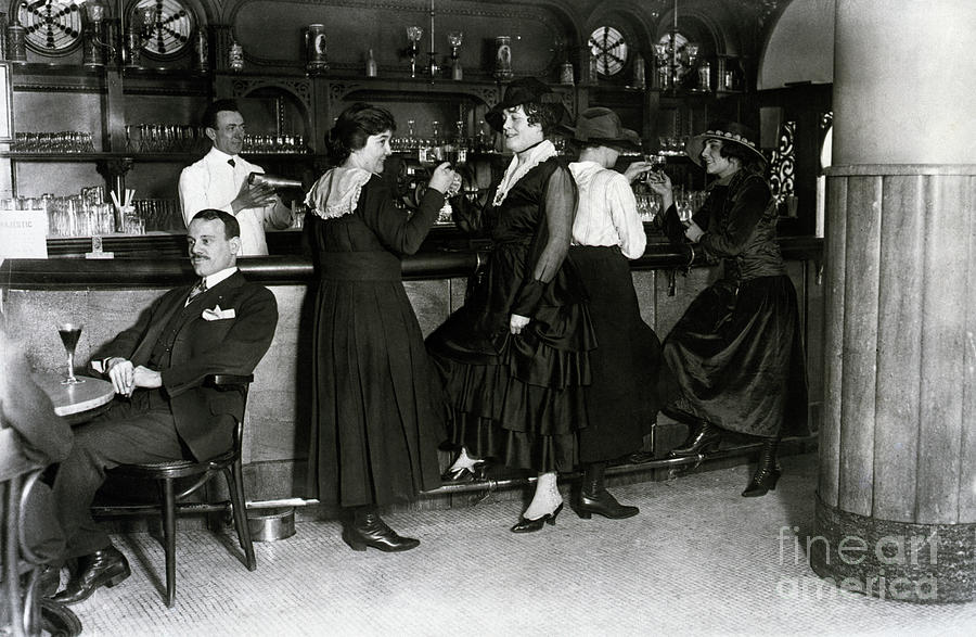 Women Drinking At Bar In The Hotel Photograph by Bettmann