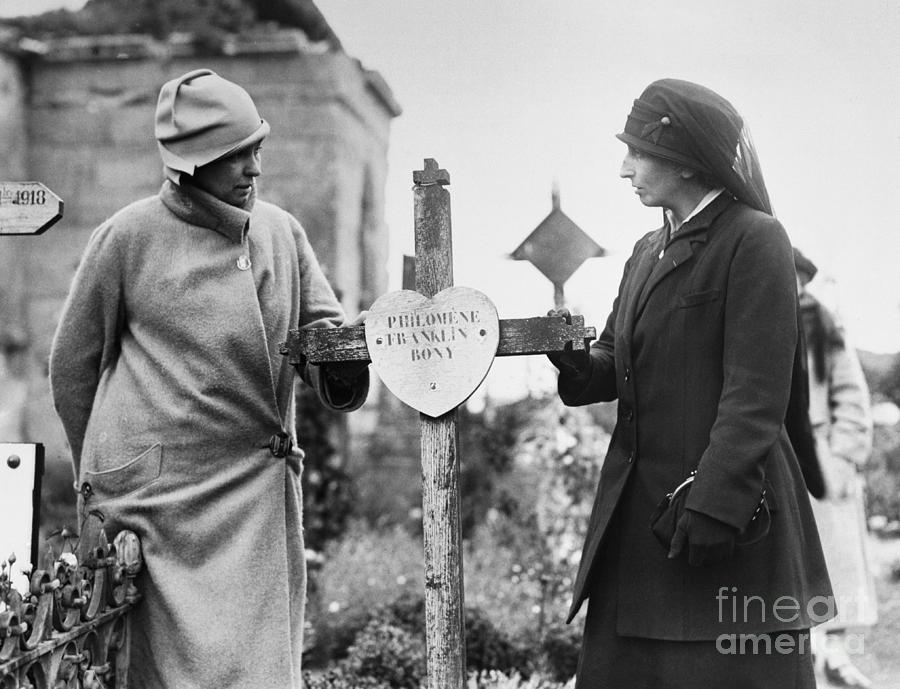 Women Holding A Grave Marker Photograph by Bettmann