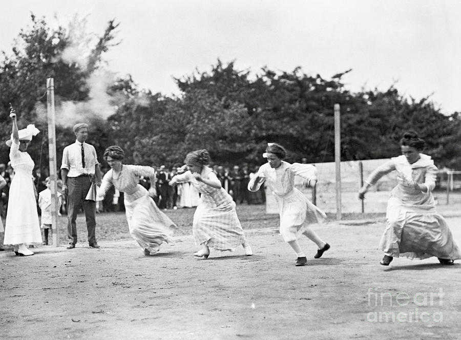 Women In Long Dresses Sprint In Race Photograph by Bettmann
