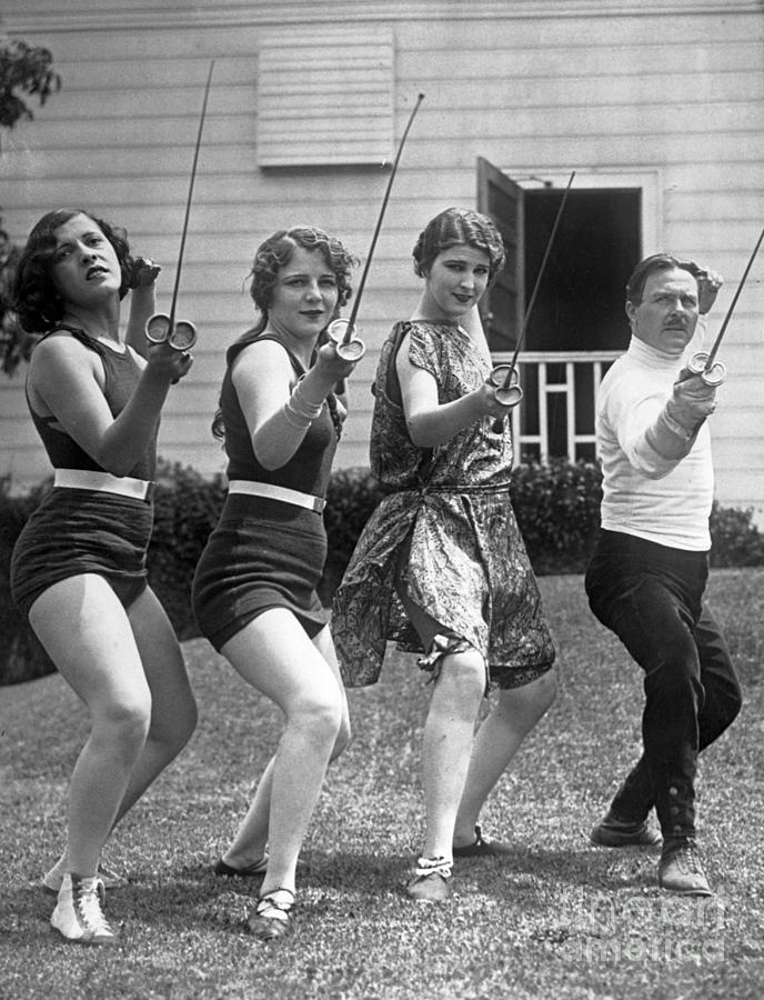 Women Learning How To Fence Photograph by Bettmann