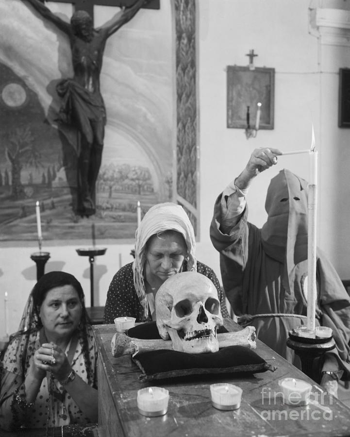 Women Of Red Hoods Pray Before Skull Photograph by Bettmann