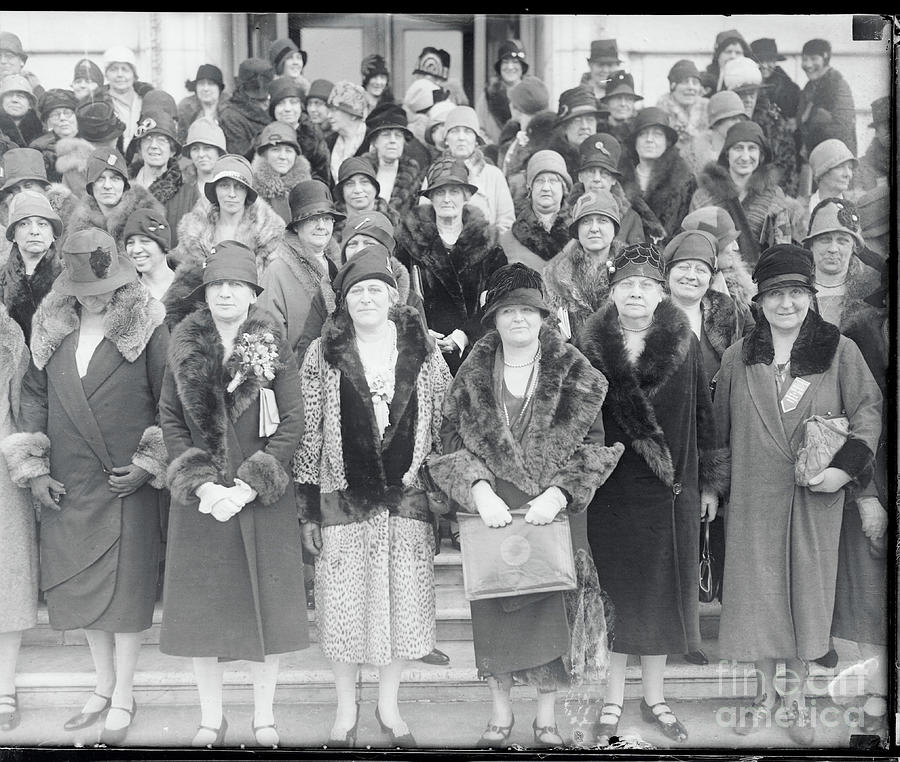 Women Pacifist Photograph by Bettmann
