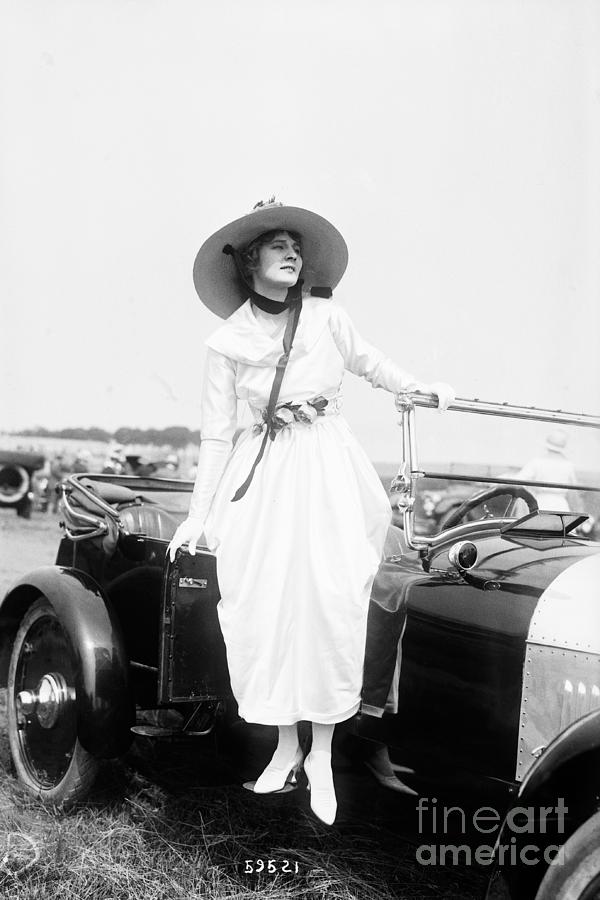 Women Posing Standing On Oldsmobile Photograph by Bettmann