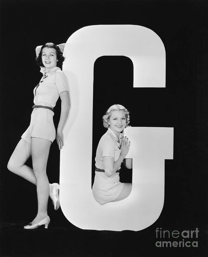 Testimonial Photograph - Women Posing With Huge Letter G by Everett Collection Testimonial Photograph - Women Posing With Huge Letter G by Everett Collection