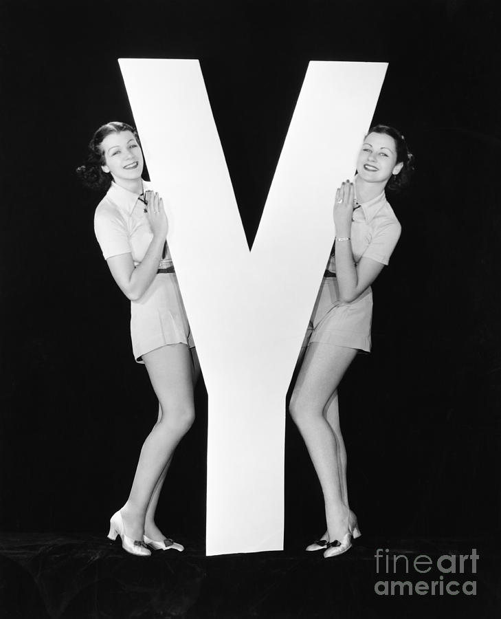 Play Photograph - Women Posing With Huge Letter Y by Everett Collection Play Photograph - Women Posing With Huge Letter Y by Everett Collection