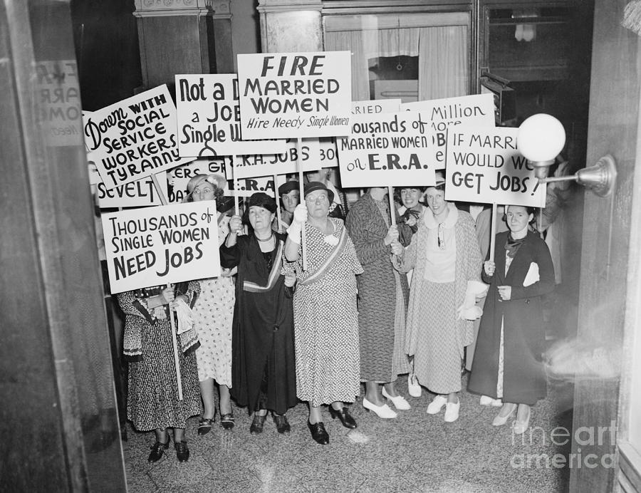 Women Protesters Carrying Signs Photograph by Bettmann