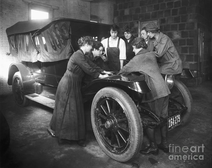 Women Receive Instruction Working On Car Photograph by Bettmann