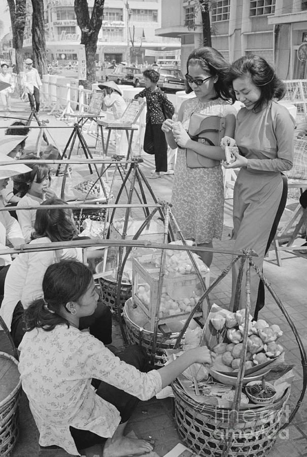 Women Shopping At The Market Photograph by Bettmann