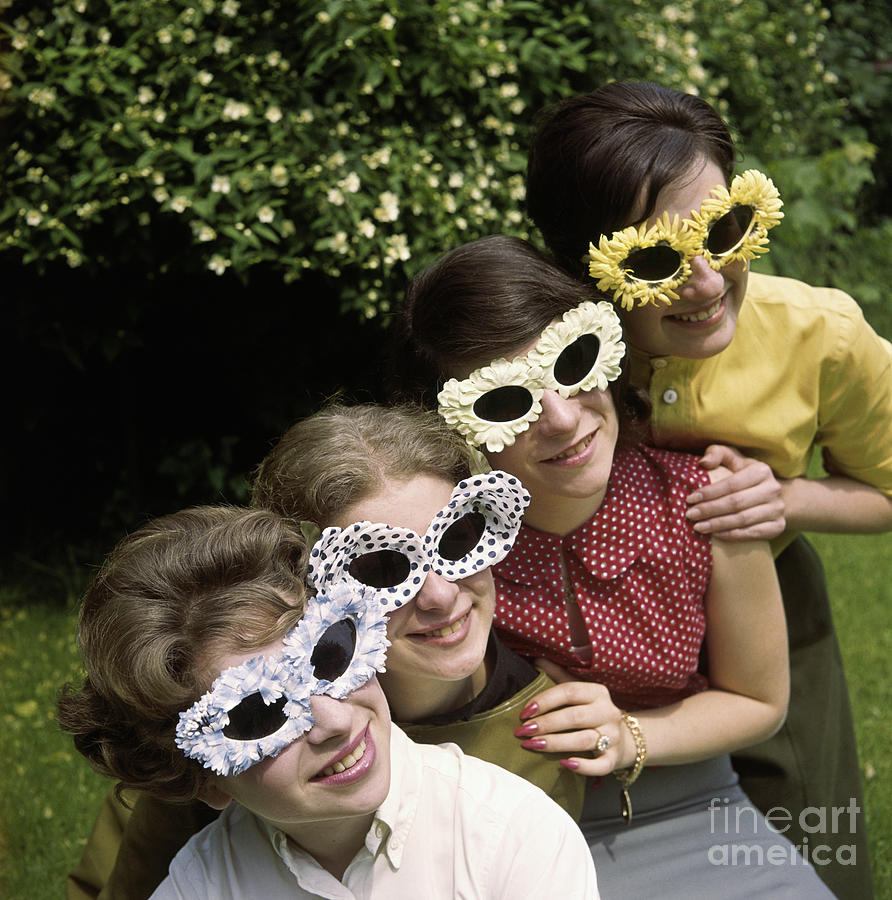 Women Wearing Floral Sunglasses Photograph by Bettmann