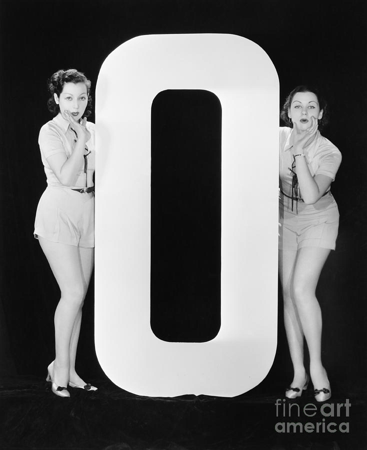Testimonial Photograph - Women With Huge Letter O by Everett Collection Testimonial Photograph - Women With Huge Letter O by Everett Collection