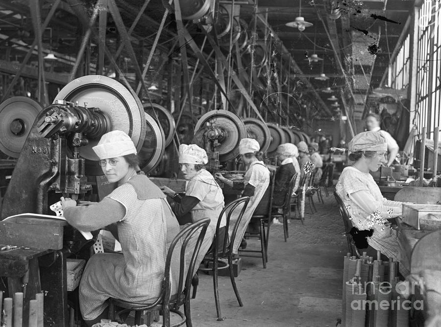 Women Working At International Fuse Co Photograph by Bettmann