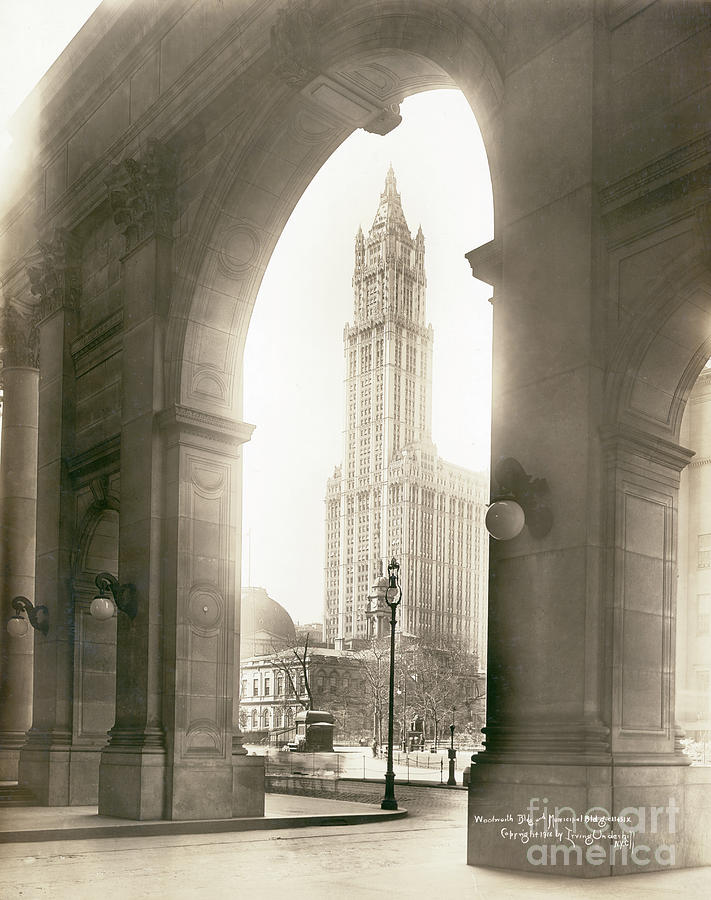 Woolworth Building Through Arch Photograph by Bettmann